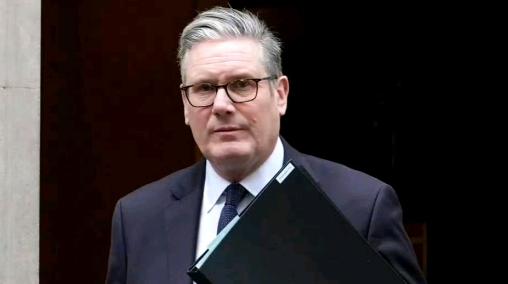 英国首相斯塔默近日公开表示，只要自己还有一口气，就将战斗到底。他强调，自己不会主