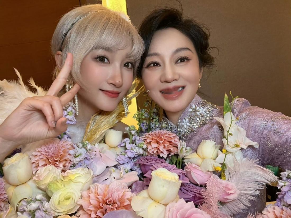 闫妮晒和关晓彤合照并祝生日快乐谢谢妈咪小巷母女友谊长存～​​​