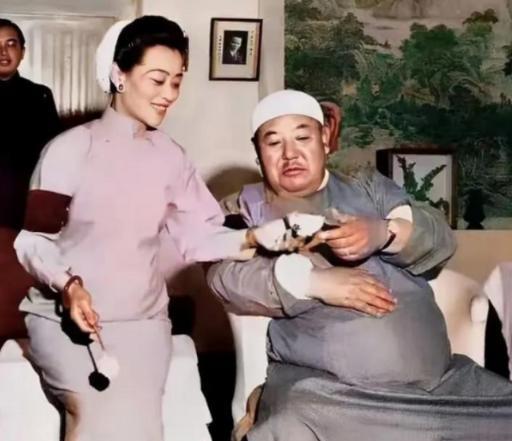 1956年，逃往美国的“宁夏皇帝”马鸿逵，从四姨太手里接过酸奶。300斤的马鸿逵