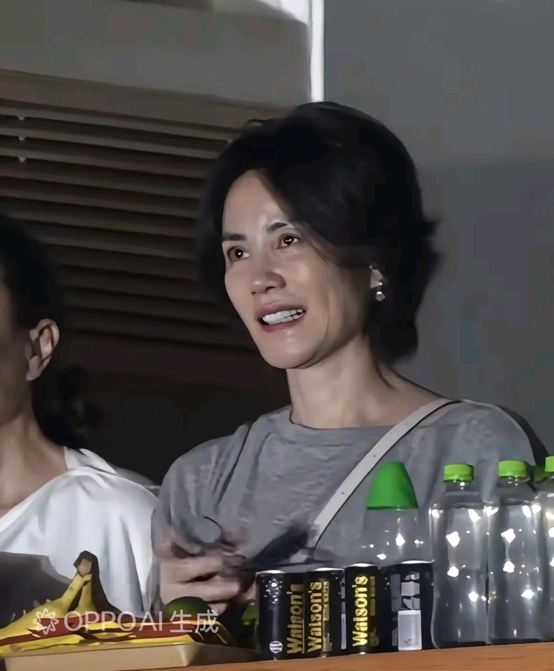 那英演唱会群星云集，堪称一场明星大聚会，最抓人眼球的还得是王菲。虽说脸上皮肤已经