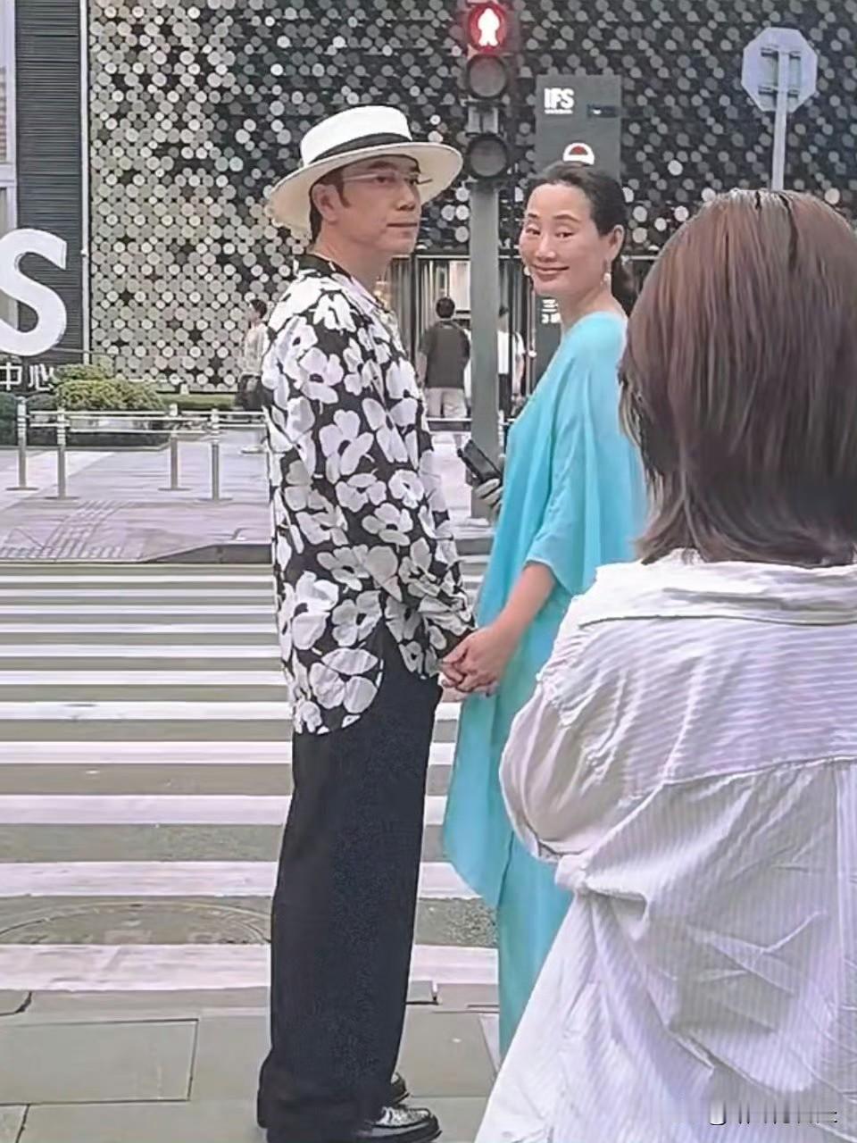 有网友在成都太古里逛街时偶遇了林依轮和他老婆西华。两口子结婚30多年了，还是甜甜
