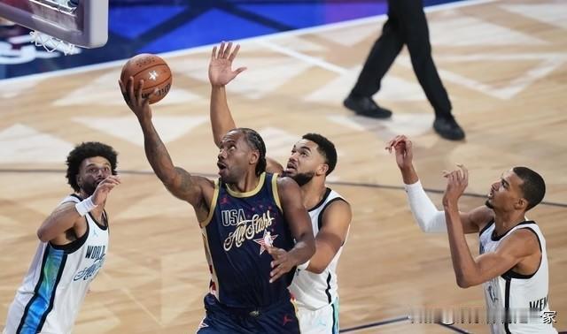 伦纳德真的太牛了，申京太拉了在世界队对阵条纹队的全明星比赛中，伦纳德单节拿