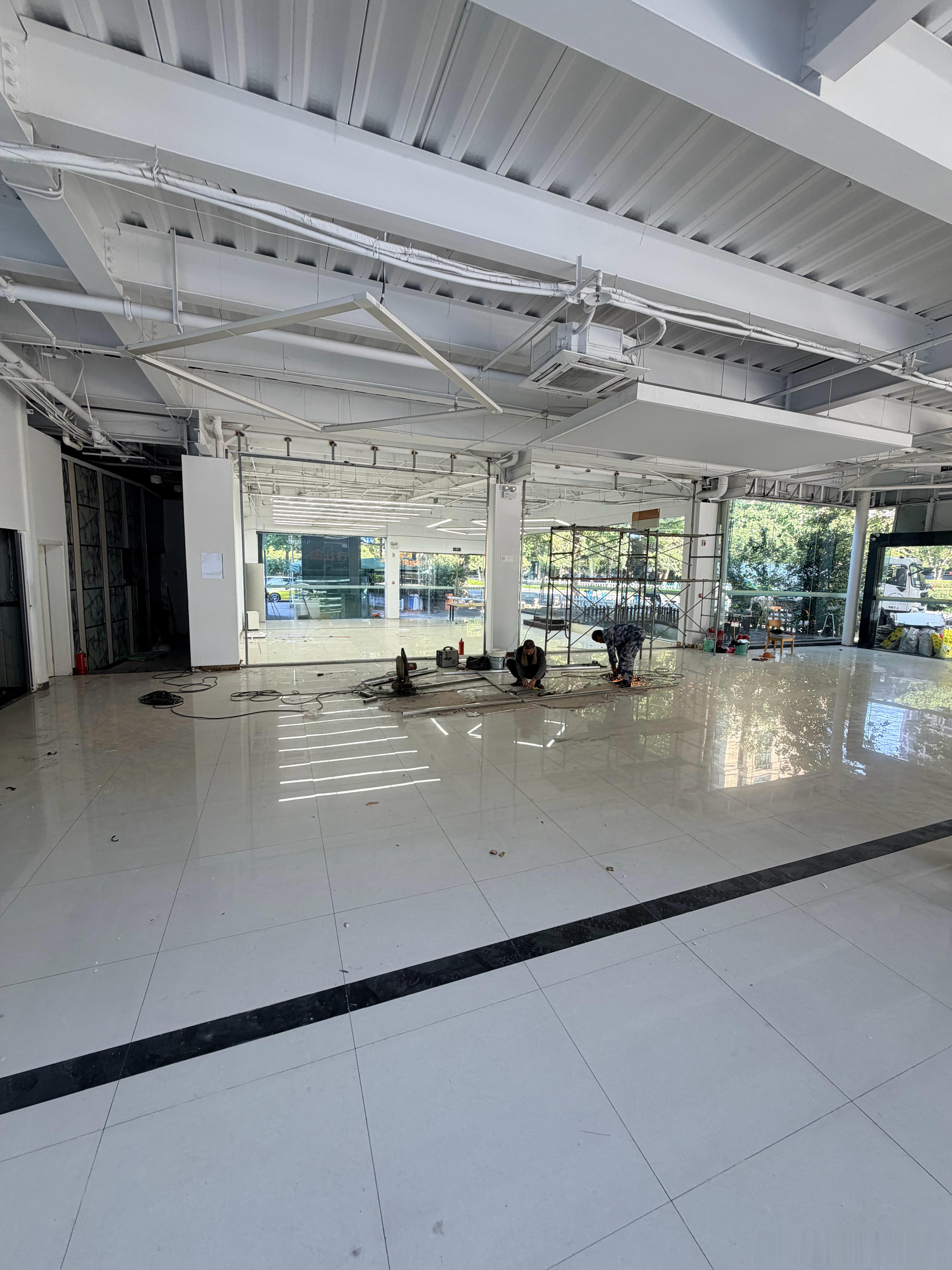 门店装修进场了，二楼打算搞个雪茄屋，pS5游戏区，Netflix观影区，怎么样[
