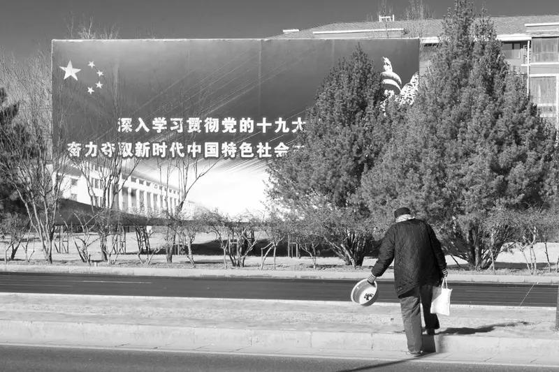 以前中国人仰视美国，就像中国学者王文回忆的，上世纪90年代末，他和同学听“美国之