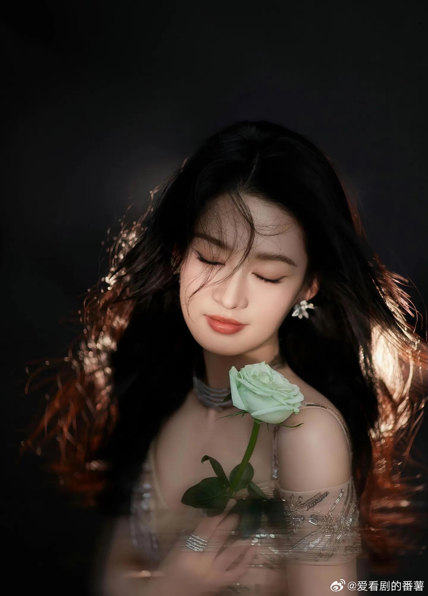 李沁披麻袋都好看各种各样的异域风格李沁都能轻松驾驭啊，这颜值这的绝了！李沁简直就