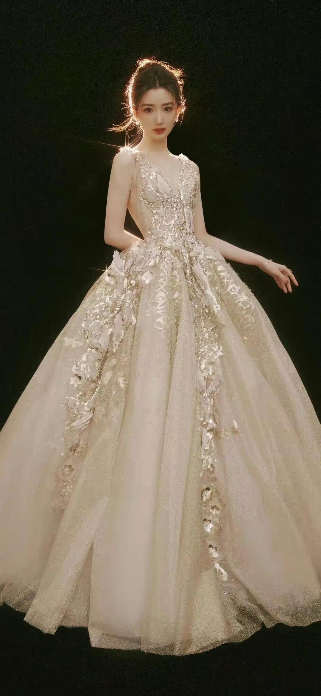 美女壁纸～毛晓彤，鎏金碎光，一袭华裳。于光影流转间，定格温柔与璀璨，每一帧皆是岁