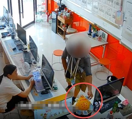 8月27日，据百姓关注报道，湖南常德澧县护城路一家商铺发生一件让人无奈的小