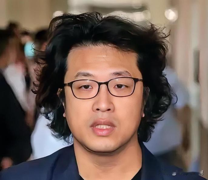 沈伯洋又准备出国了，这次是去荷兰；然后他继续大放厥词，表示“不怕通缉”。好吧，能