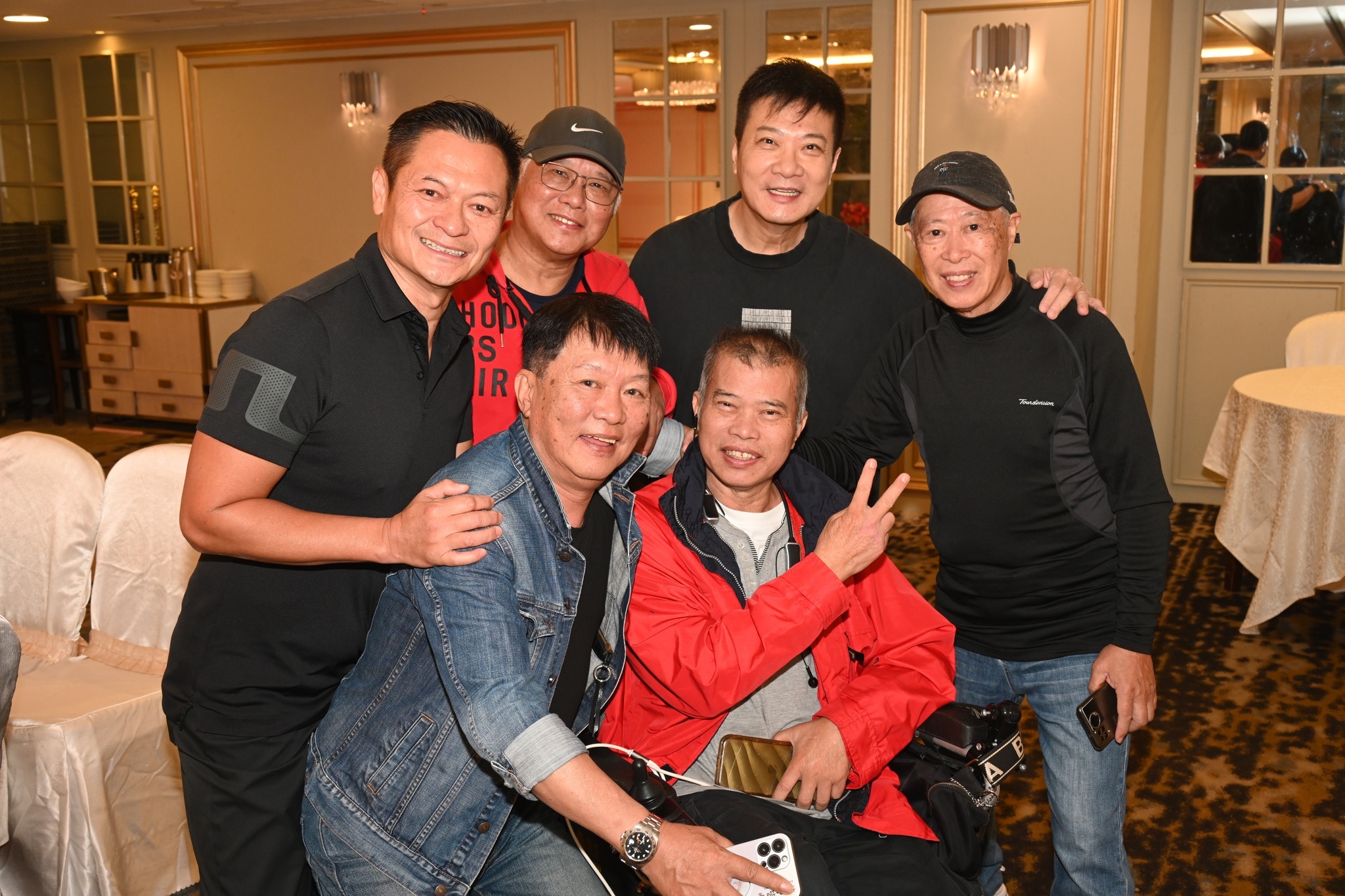 11月11日，香港特技演员公会举行茶聚，一众师傅兄弟姐妹齐聚一堂，气氛温暖融洽。