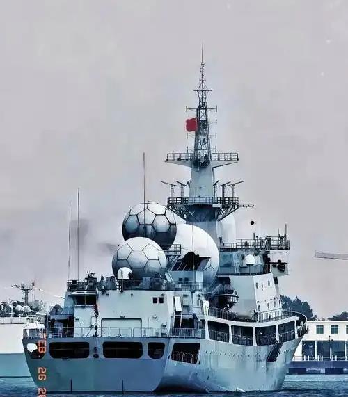 为何缺霸气？山东舰南海碰上法国航母戴高乐号舰长：我们实力强大。戴高乐号航母刚来
