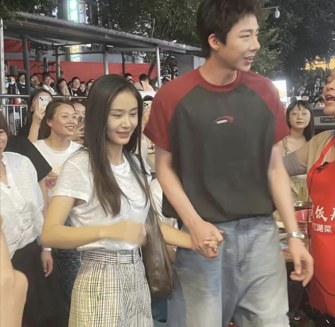 果然就这张脸，不是谁都能成为明星的。不过谁能告诉我这是王子文还是舒畅？脸盲了！