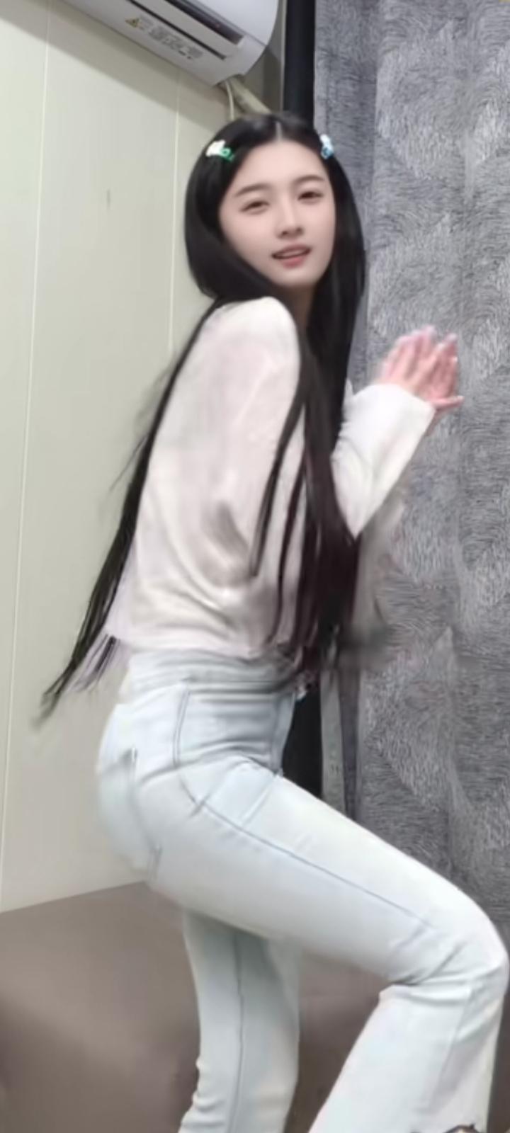 生活偶尔会有风雨，但只要心里有光，就不怕前路漫长。有你相伴，便觉温暖美好。