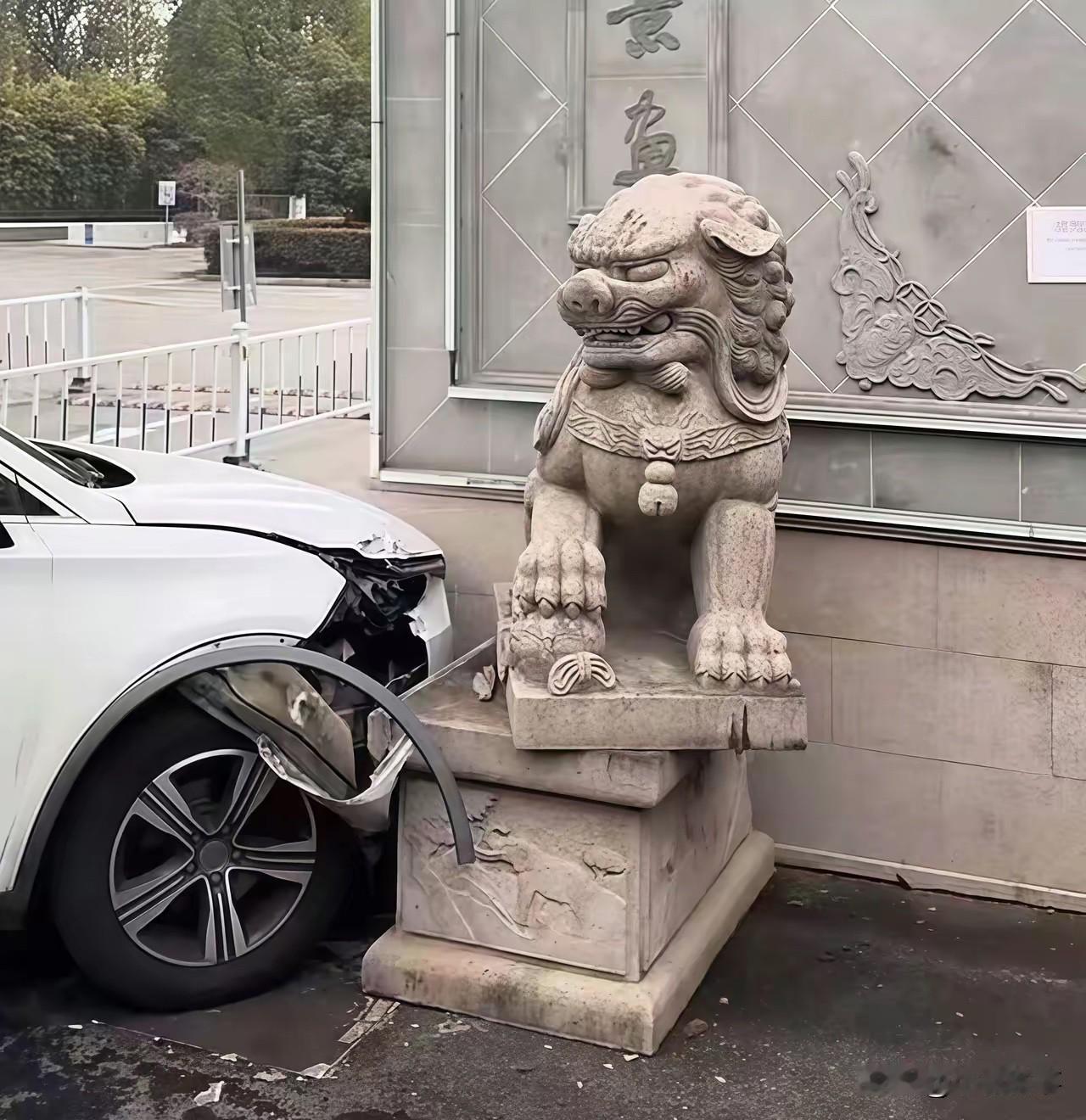 石狮这刻的表情有点搞笑