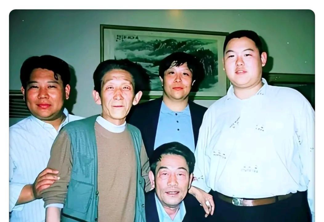 这张老照片可有年头了，上世纪90年代的合照，从左到右分别是：郭德纲、金文声、杨少