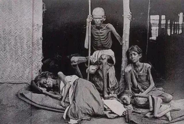 一张摄于1877年的令人触目惊心的照片，展现了1876年至1878年英属印度马德