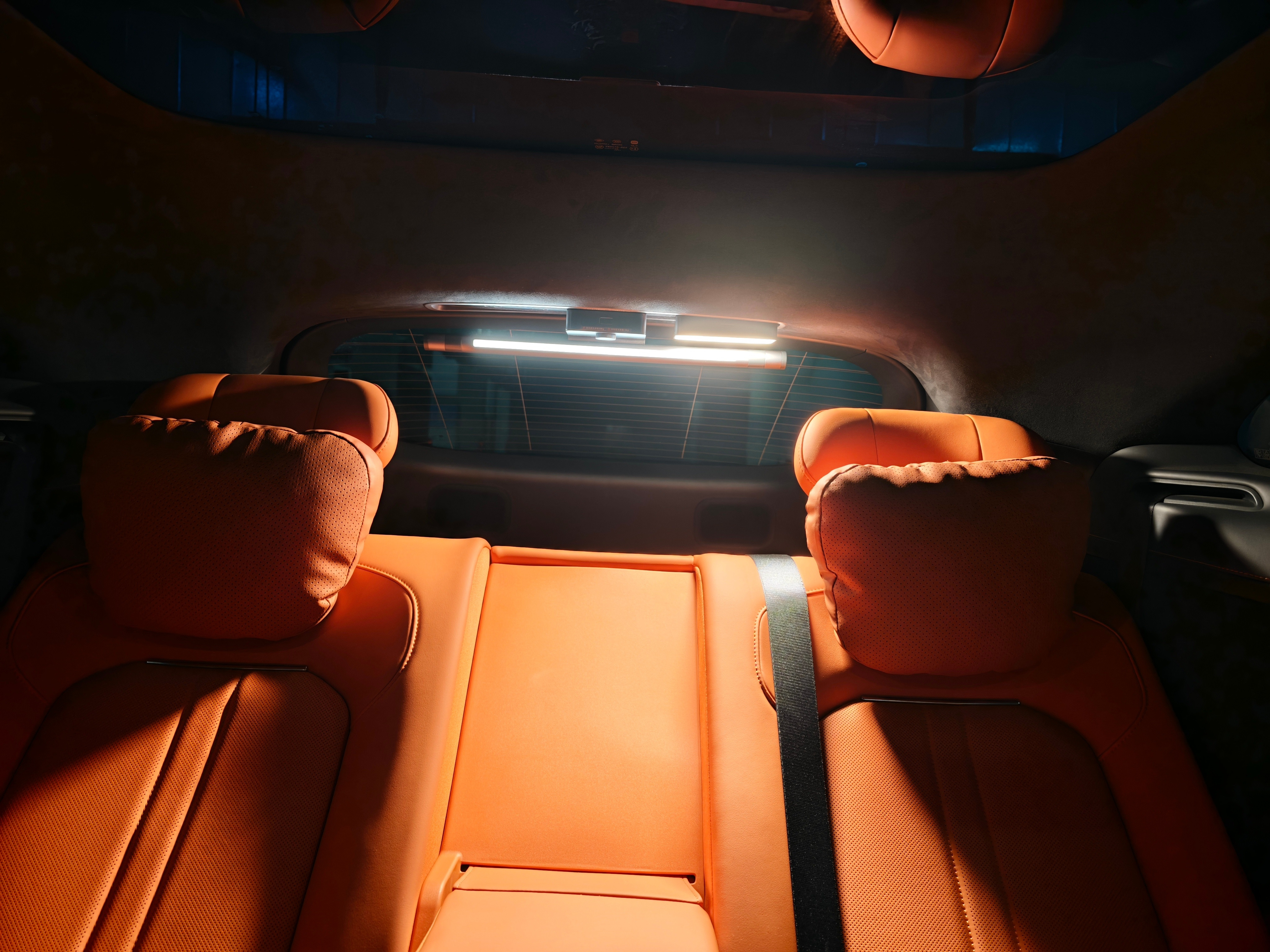 小米这和智驾小蓝灯得买，本来以为只是一个小蓝灯，没想到还有往车内淡黄色光照明功能