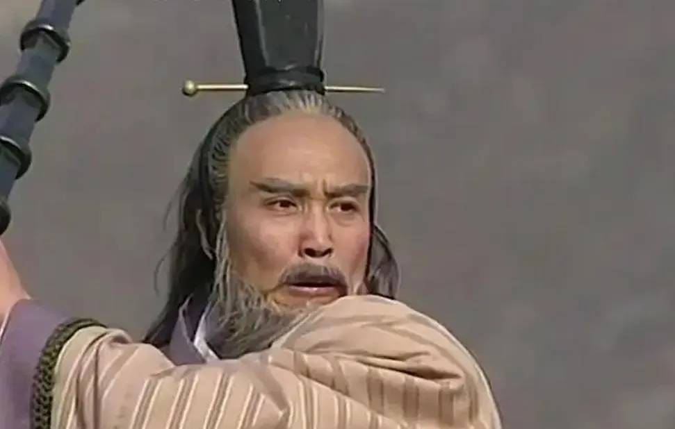 伍子胥找到楚平王的遗体后，鞭尸三百下，然后脚踩其胸腹，右手抠出其眼珠，厉声道：“