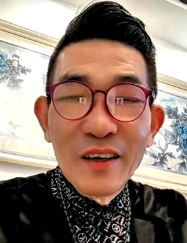 侯耀华徒弟杨全明忍不住吐槽，相声圈里重情重义的实在没几个。那些年，侯耀华攥着演