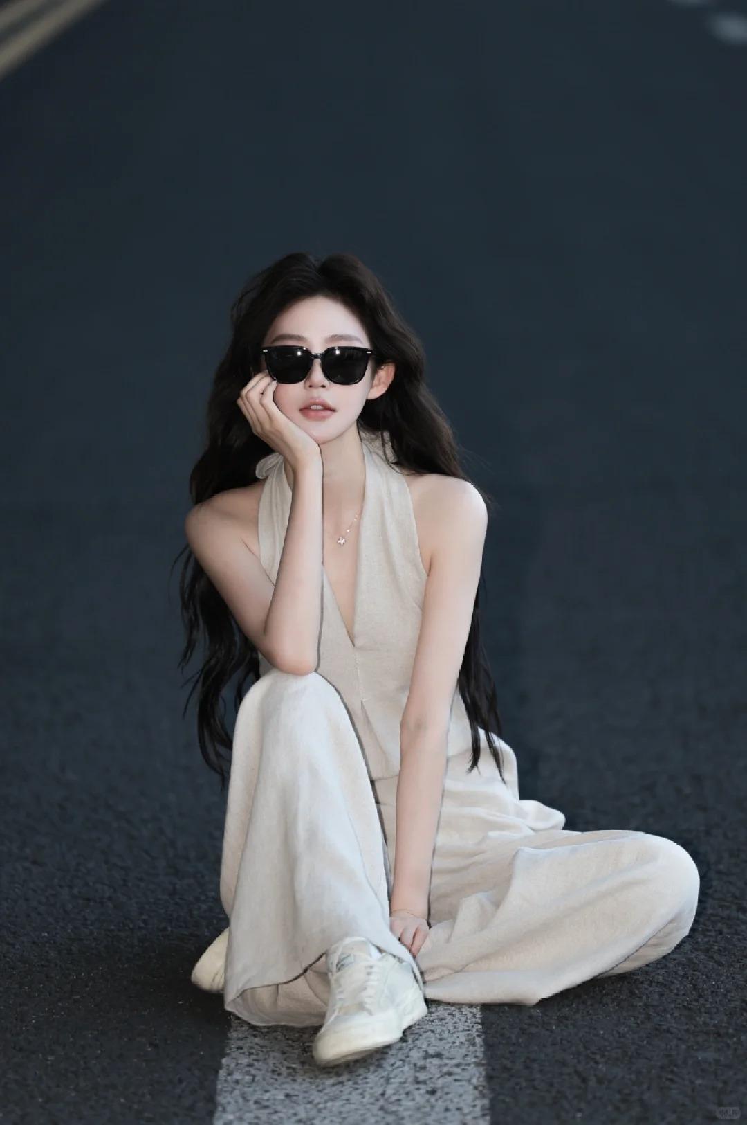 孤冷性格的兼职模特小美女，手部骨节是七弦琴冰弦绷就的肌理，不突兀却见力量，指腹带