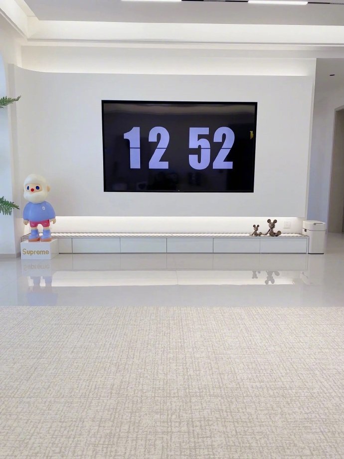 纯白色奶油风+亮面地砖，客厅地毯感觉加分很多，精装房的可以参考..