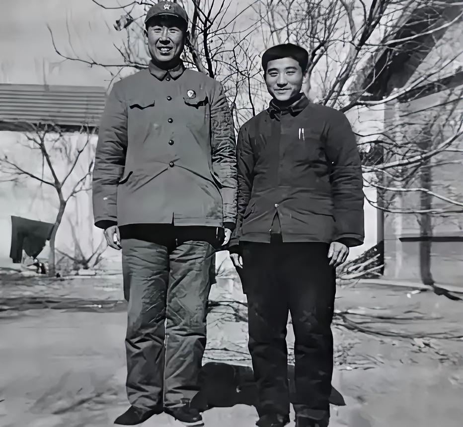 这是1970年代，林县县委书记杨贵调走时，他与跟随自己多年的秘书秦德顺合影。​