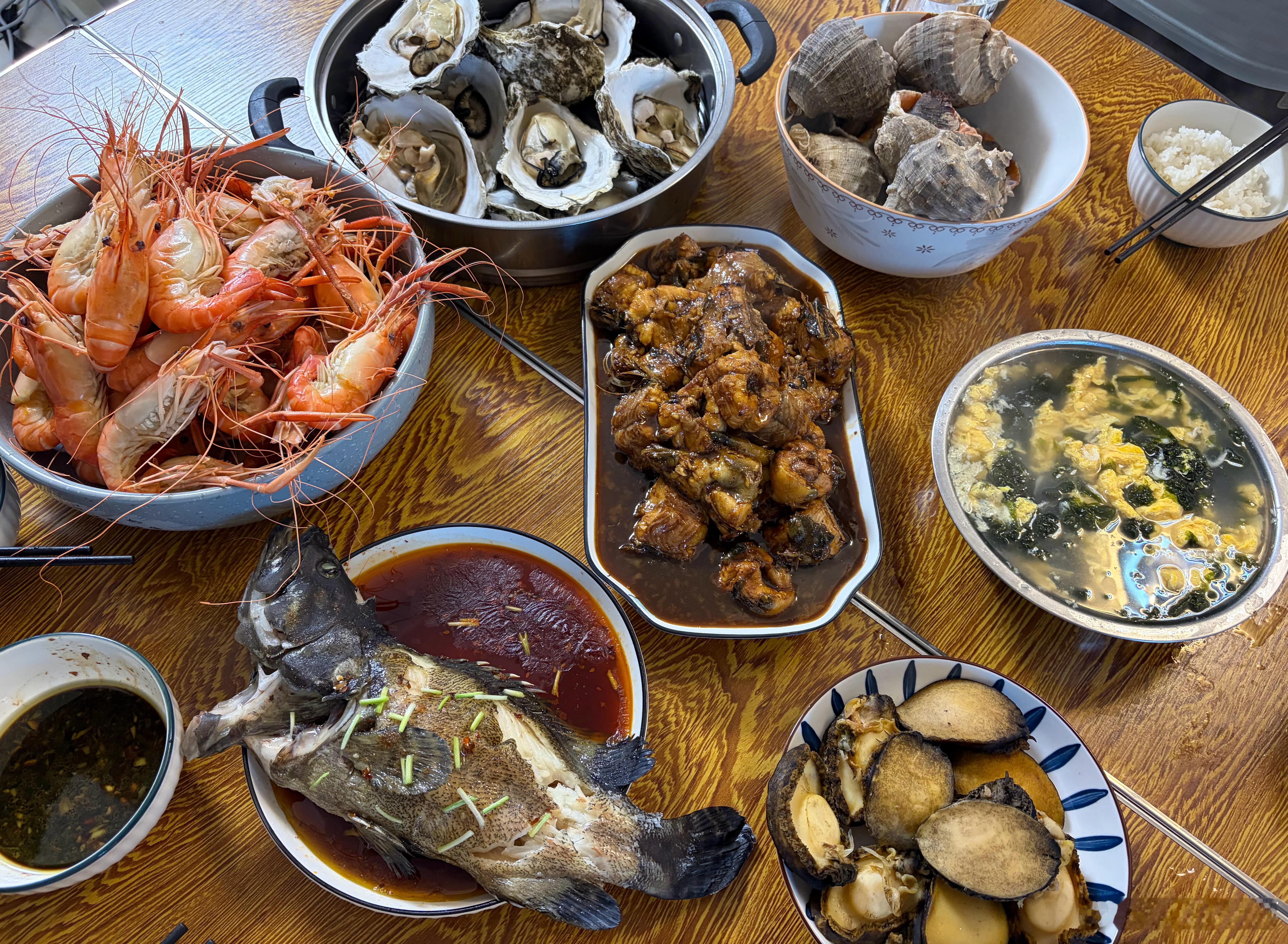 海鲜餐搞起，中间的是红烧鳗鱼，开喝。
