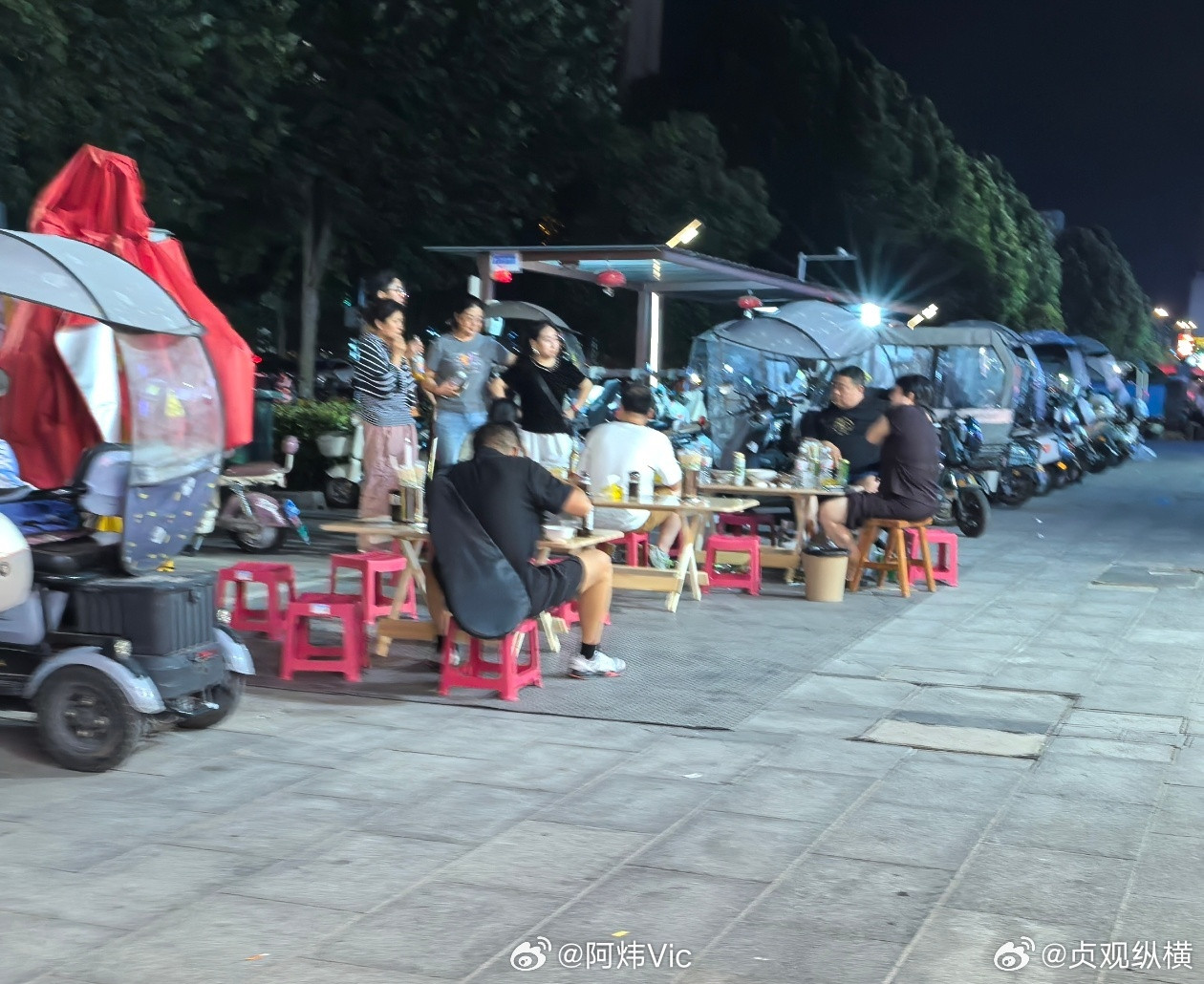【西安市民多次投拆餐饮店占用公共停车位摆摊】网友投诉称，最近西安未央区碧桂园凤凰