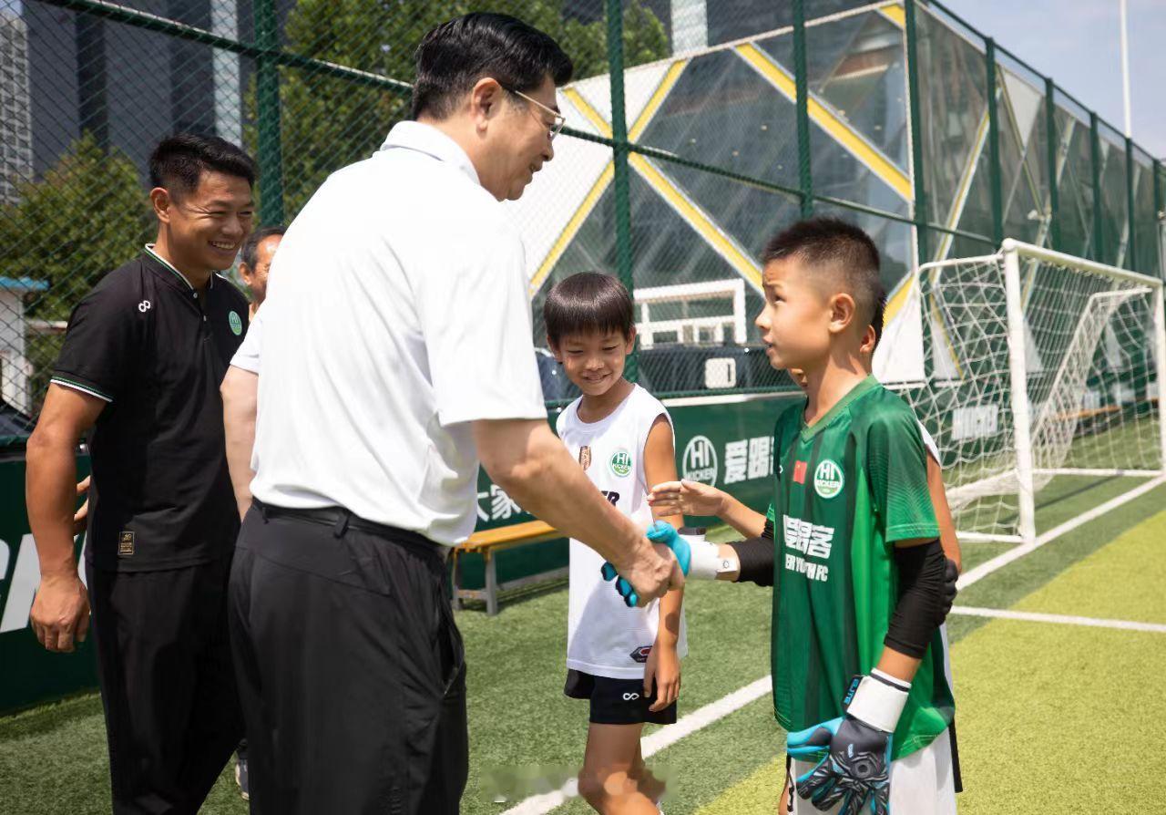 【 8月15日，中国足协主席宋凯率队在北京开展青少年足球青训专项调研...