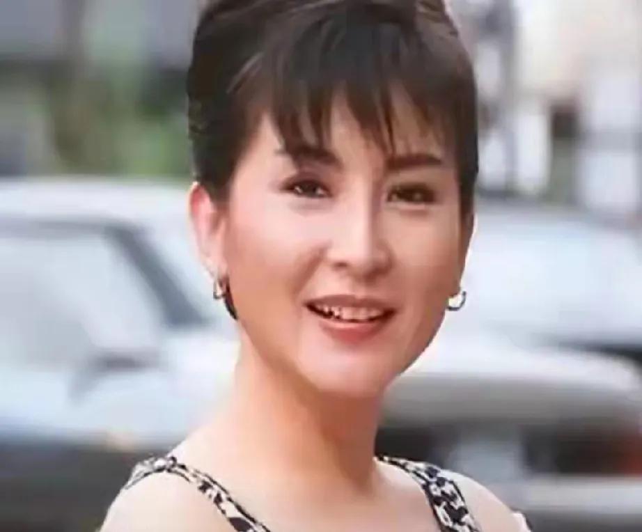 她，陈淑桦，曾以《梦醒时分》惊艳华语乐坛，与罗大佑、李宗盛齐名，是无数人心中的灵