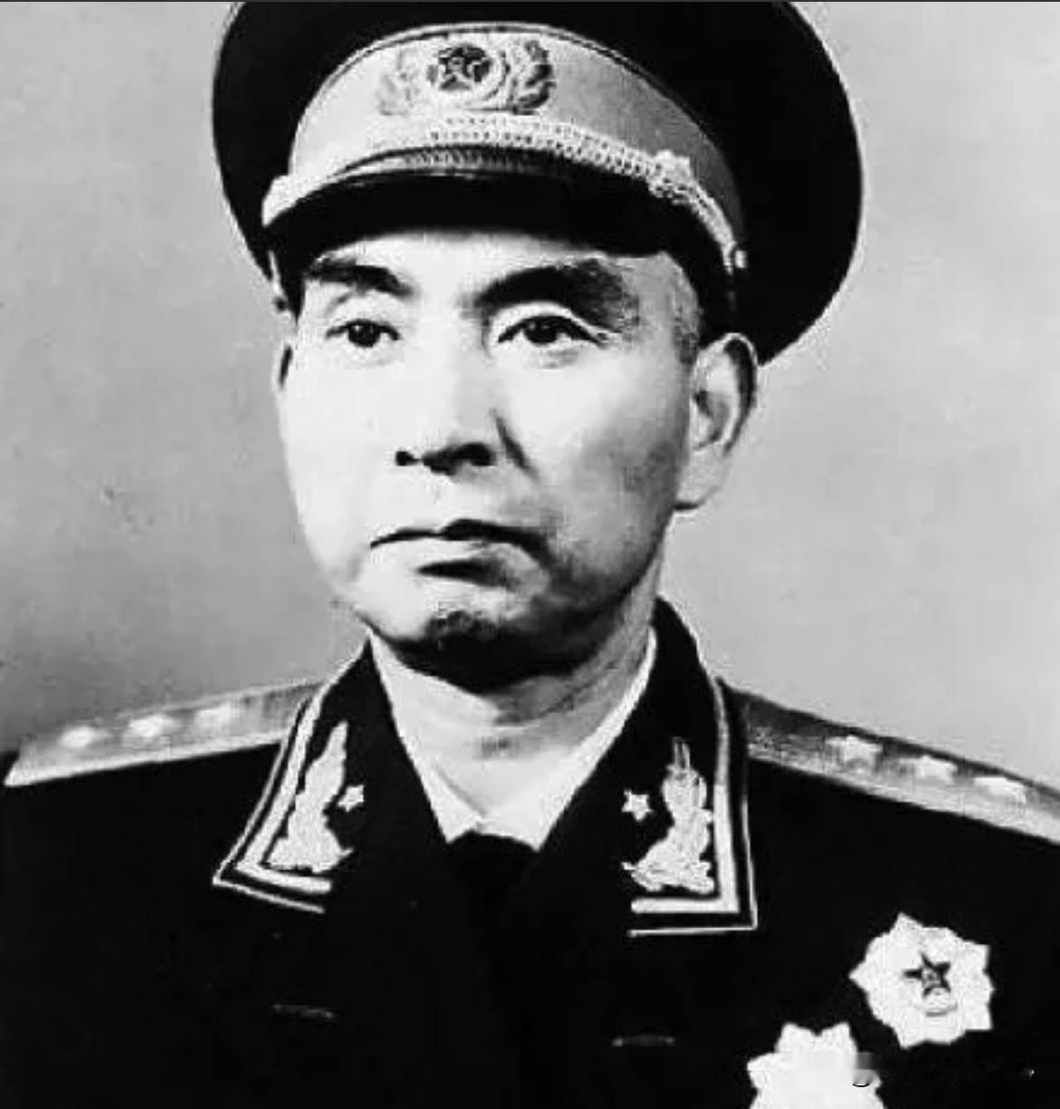 1949年11月，解放军司令员杨勇刚遣散警卫员，后脑就被枪口抵住。对方说：“今天