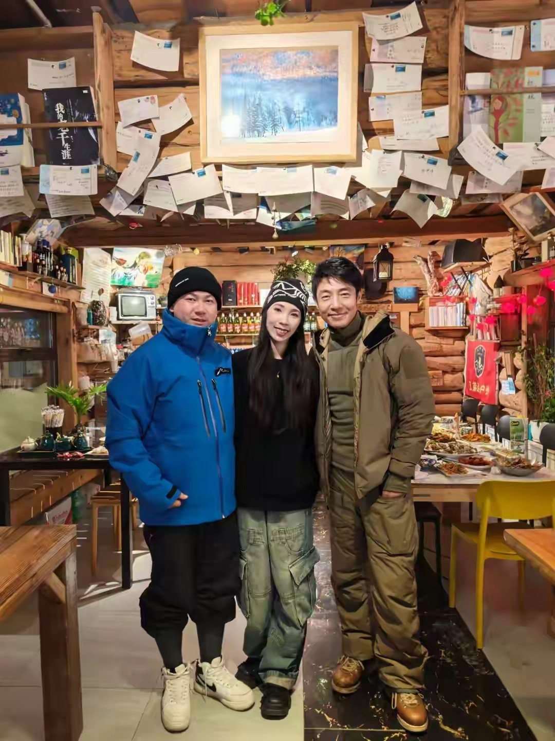 撒贝宁带妻子李白与朋友聚餐，李白又高又白，真的很美！