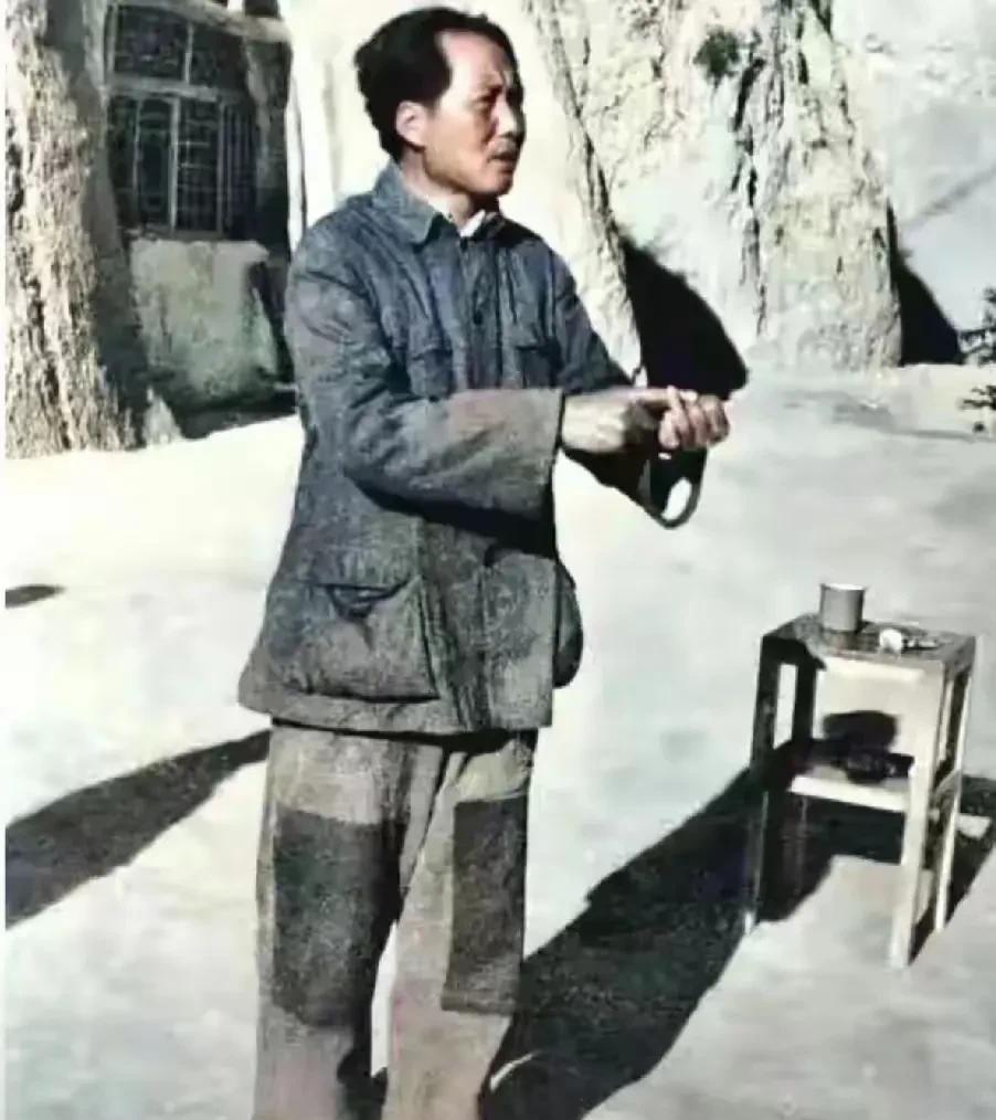 窑洞口的风，卷着黄土掠过他的裤脚——那方补丁，像块倔强的星子，钉在岁月的膝盖上。