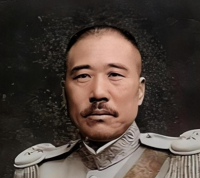 1926年张宗昌主政山东，抓到一名逃兵，打算亲手写手令枪毙，想立威。提笔写“枪”