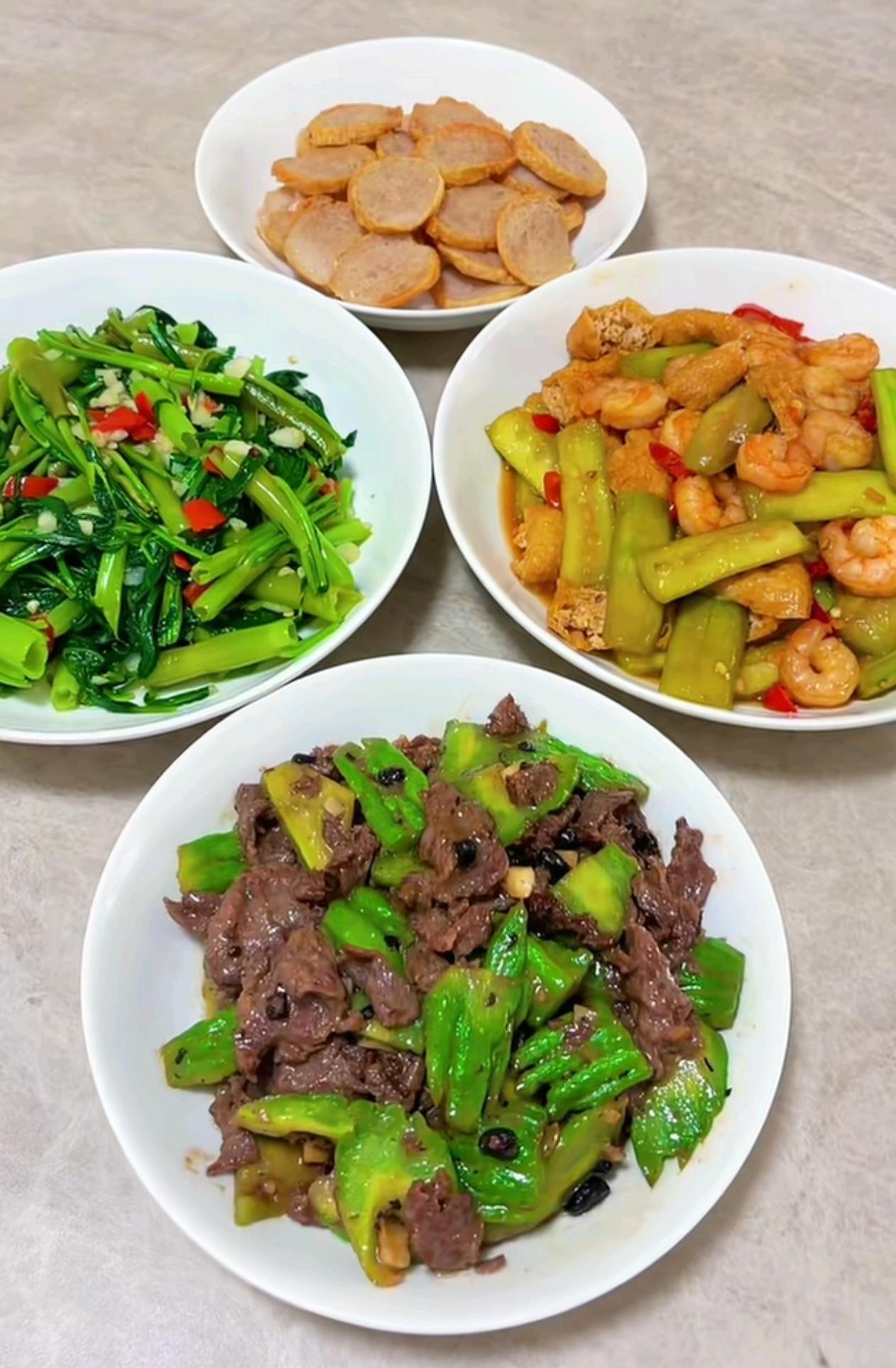 来啦！晒晒婆婆做的夏日家常菜，荤素搭配，色香味俱全。自家做饭干净又放心，每道