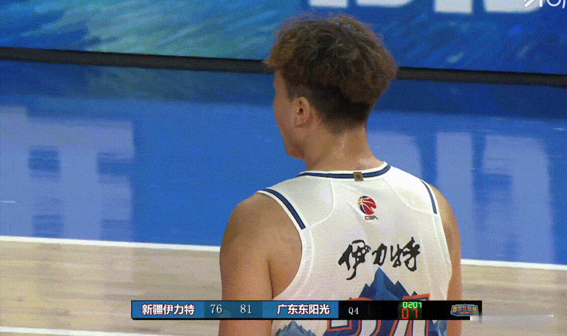 王洪泽抢篮板卡位被推倒在地，二飞上前替队友出头，新疆队这家伙是上来干架的吧[傻眼