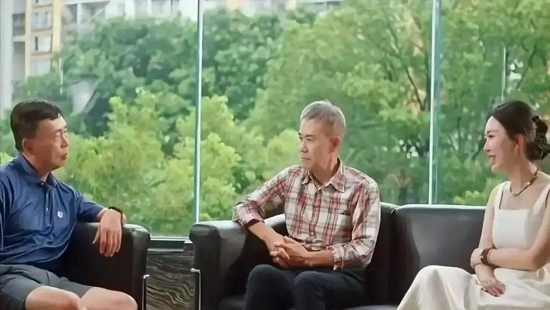 大佬聊天的局。有人突然插话了。还是在前辈刚说“翻篇”之后。段永平指尖还搭在