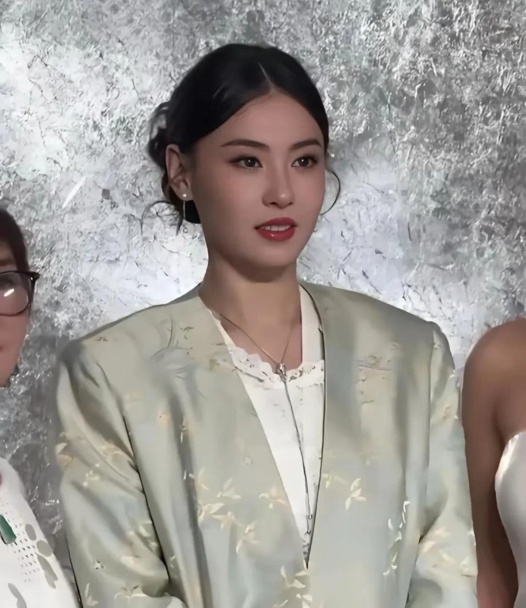 我朋友给我发了张柏芝的照片，和我说张柏芝动脸了，我说肯定是美颜的，张柏芝不需要动