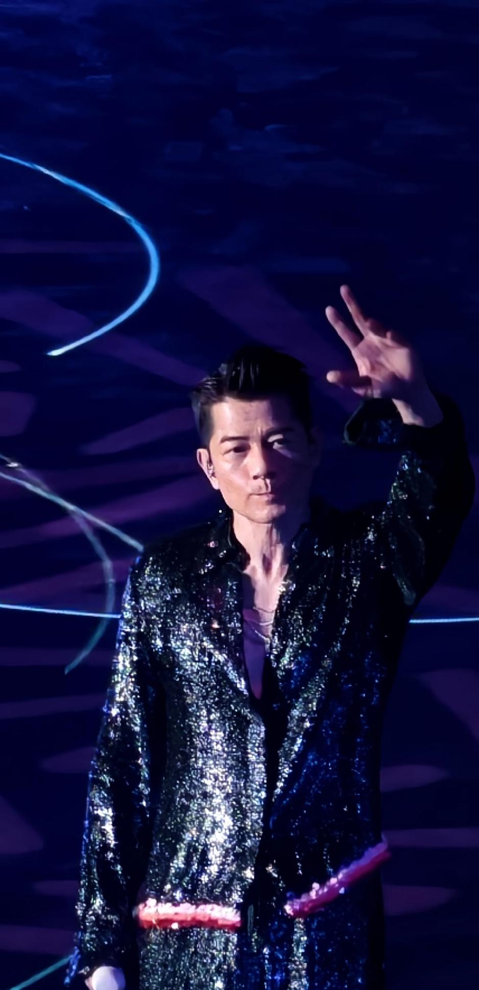 4月25日，郭富城的合肥演唱会怼脸拍曝光，颈纹深眼袋重，是有点上年纪了，但也不像