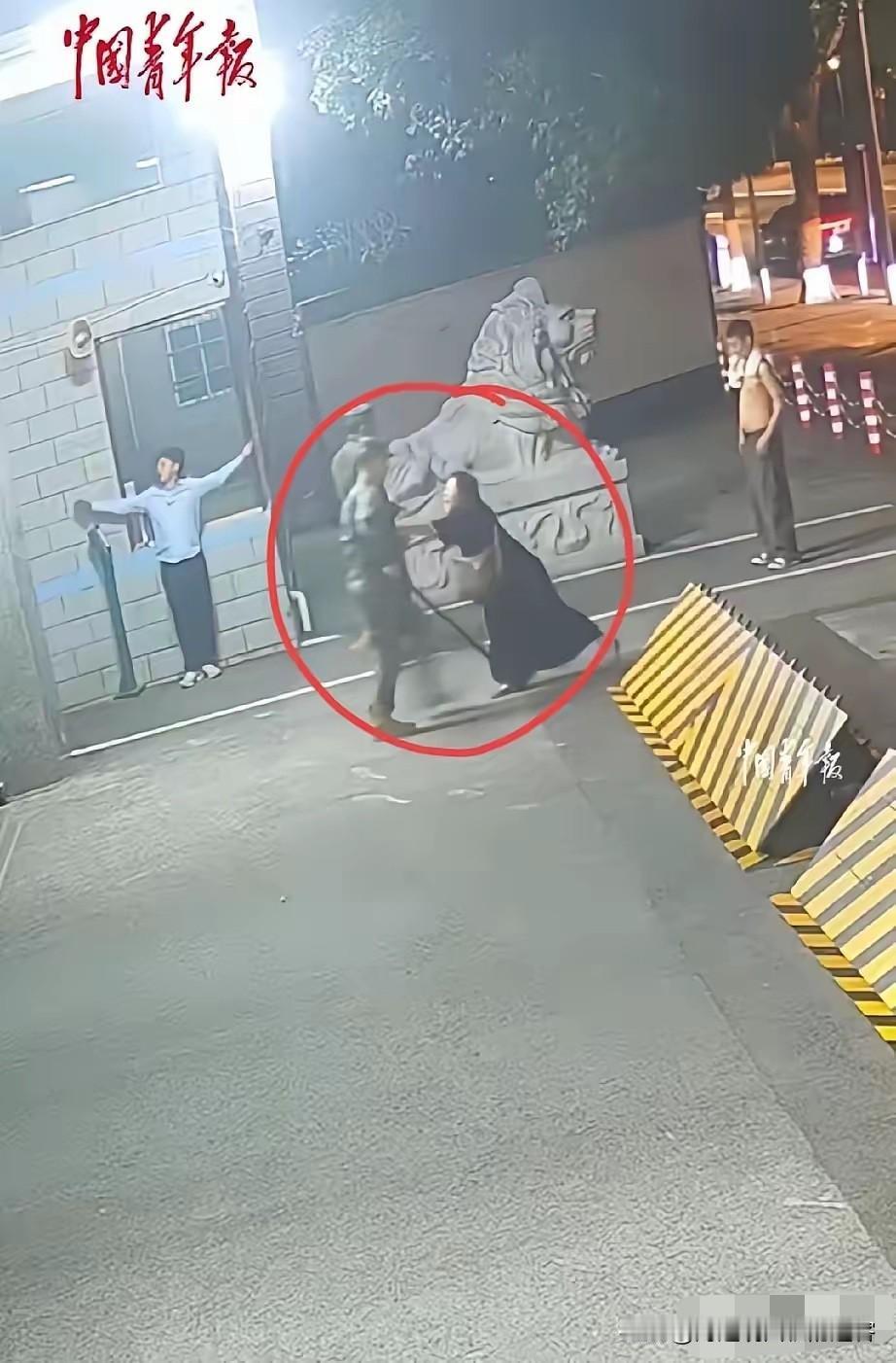 广元推搡哨兵的黑衣女人，吃了熊心豹子胆！​先说结果：这个黑衣女人推搡执勤哨兵，