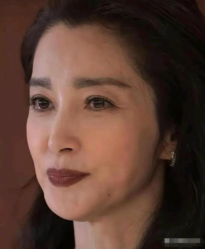 51岁李冰冰太敢了！放弃医美后状态绝了，鱼尾纹都透着高级感谁懂啊！51岁李