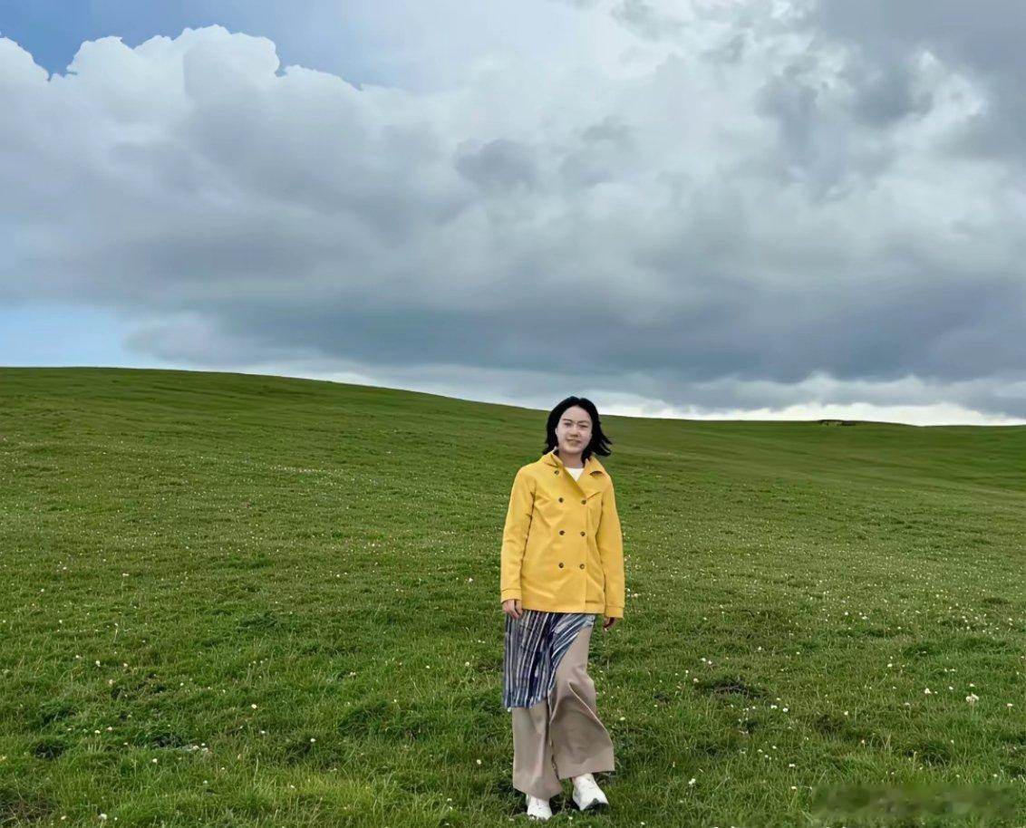 翁帆终于走出了丧夫之痛。在杨振宁百岁喜丧后重新出发，晒出自己带着家人一起深度游大