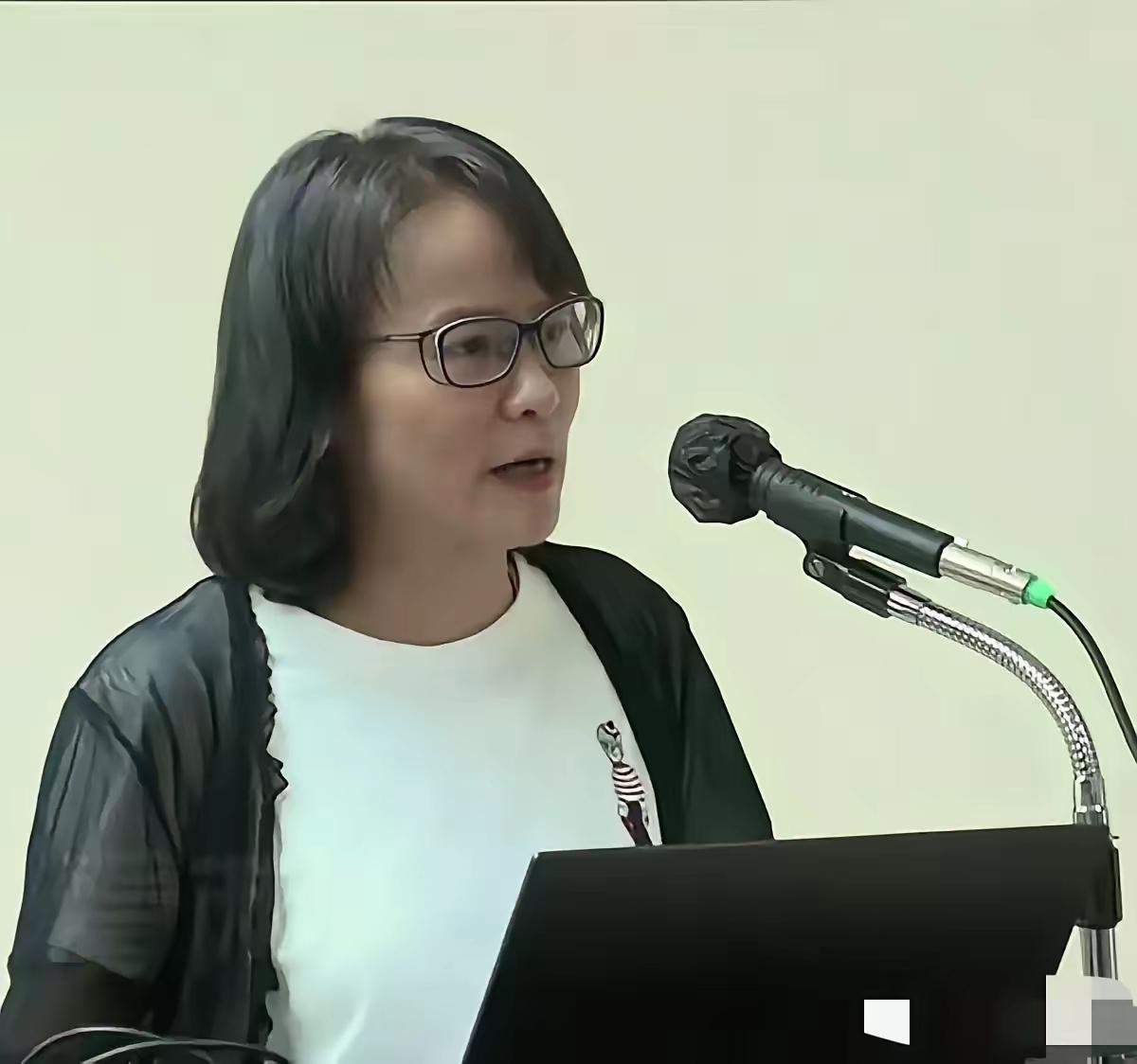 针对国民党主席郑丽文关于“台湾的安全必须两只脚都要站稳，一只脚是强大的防卫力量，