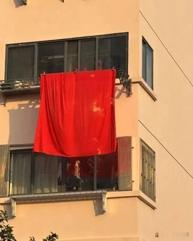 如果是你遇到这样不讲理的邻居，你该如何破解？楼上每次晒被子都把楼下的阳台遮住了，