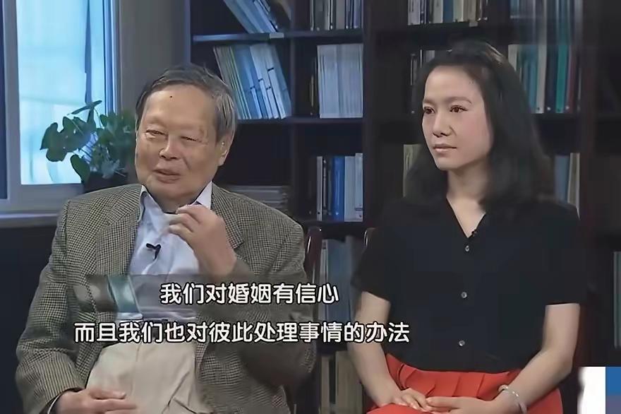 在我眼里,翁帆把人生这张考卷答成了标准答案。她跳过了“产房—学区房—补习班”的连
