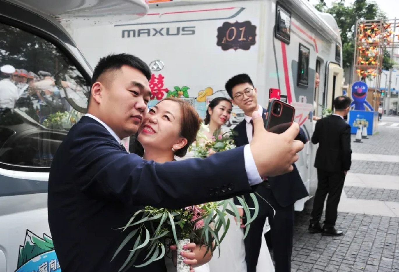 今天去民政局办离婚，工作人员问：