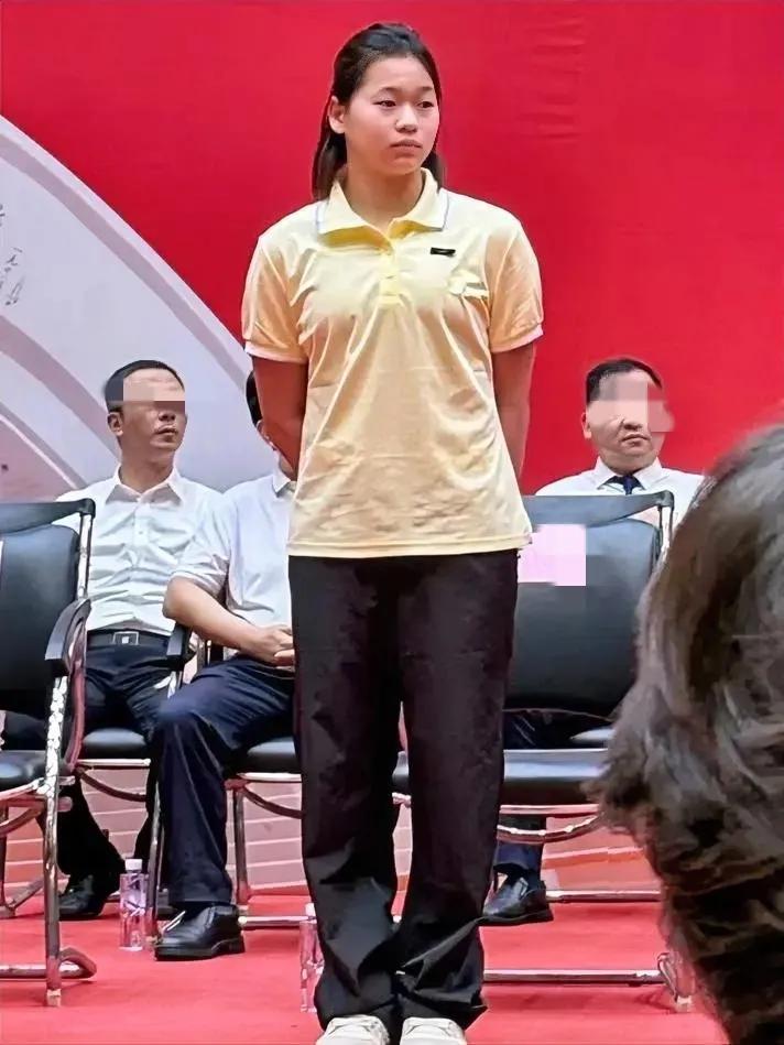 总感觉全红婵开学不太对劲，开学的过程中，专车接送，绿色通道，特殊待遇
