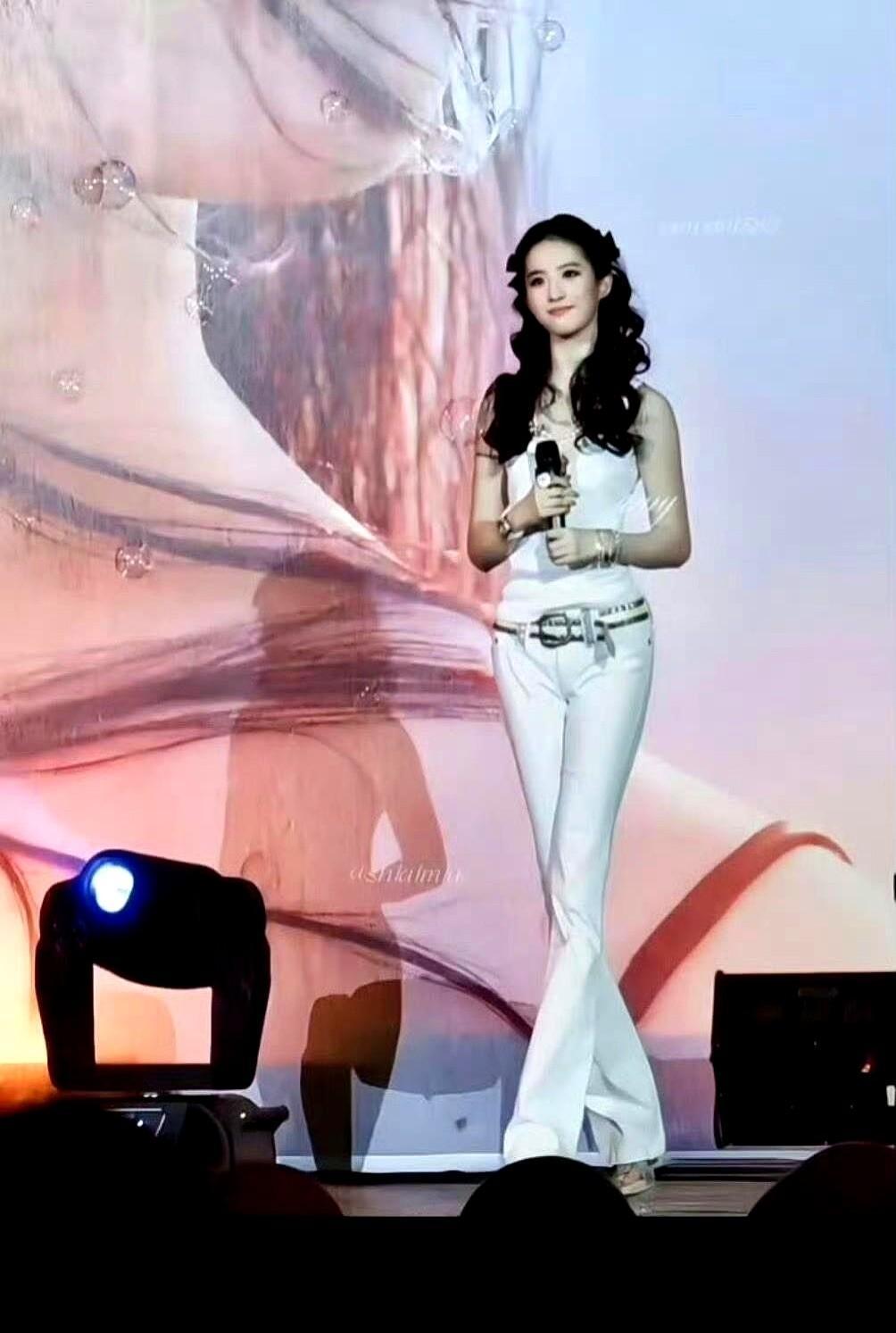 刘亦菲在巴黎到底做了什么，竟让外媒的镜头为她静默整整3秒？答案不在那身Elie