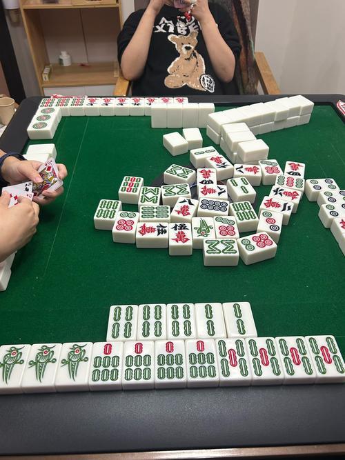 麻将馆老板娘“记账”揽客，反被两个“工程大佬”坑惨了！哎，给大家讲个真事儿，