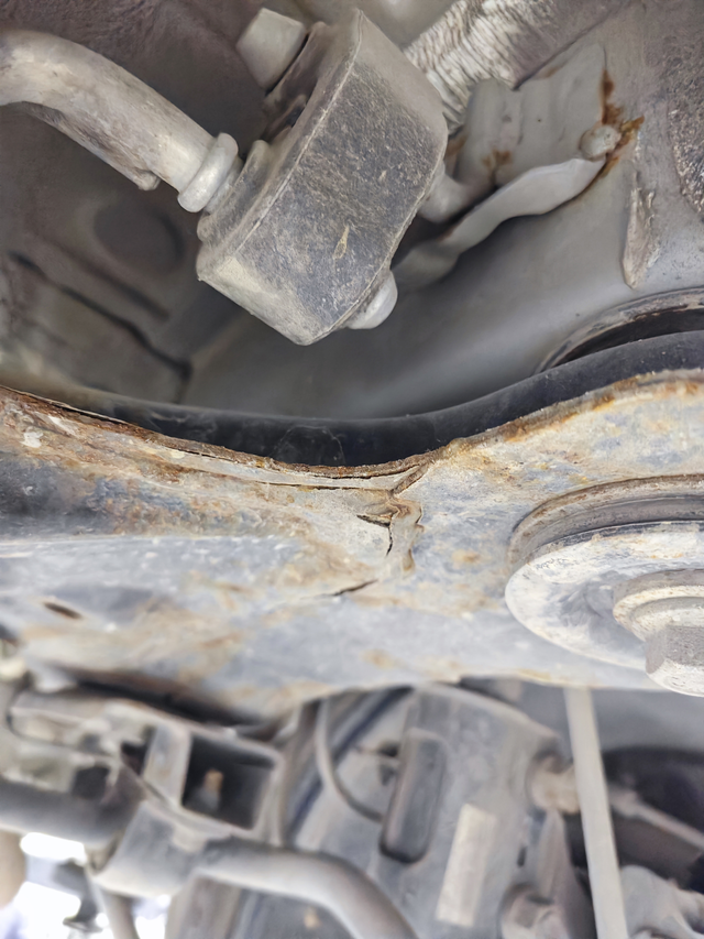 不到4年的车地盘锈得像3+2苏打饼干