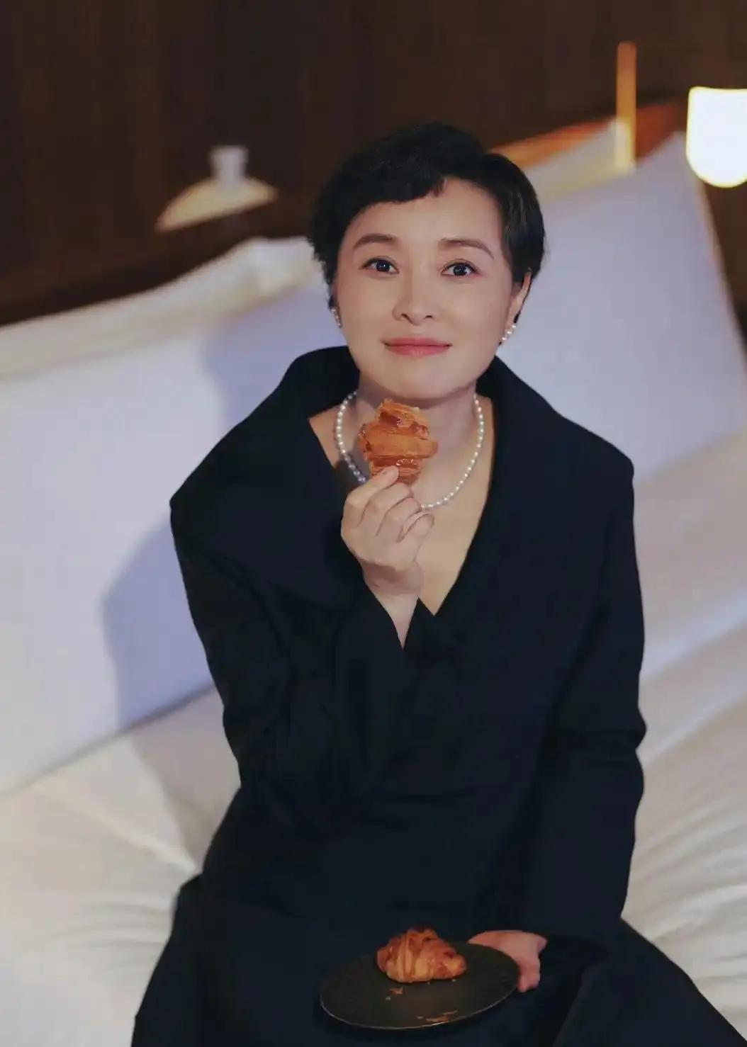 吴越这波短发造型，直接把“冻龄”焊在了身上！✨利落短发搭配一身黑色修身西装+半